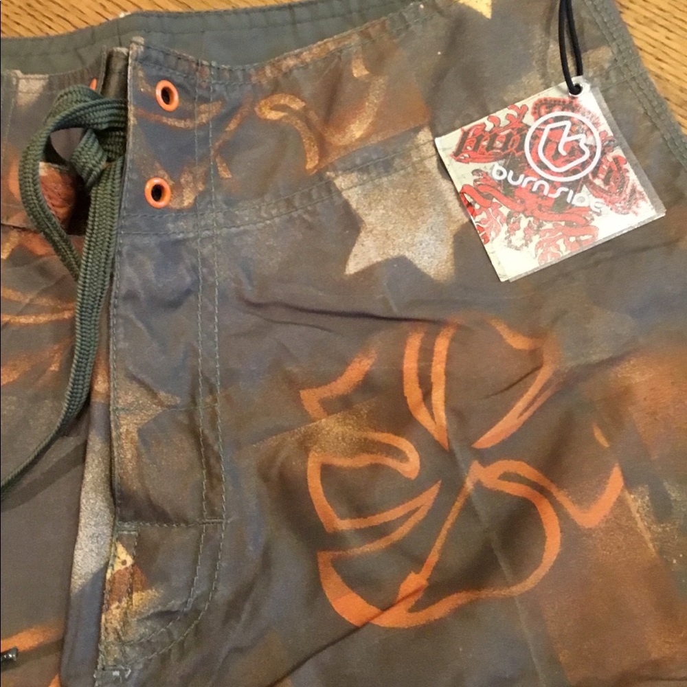 Men’s board shorts size M